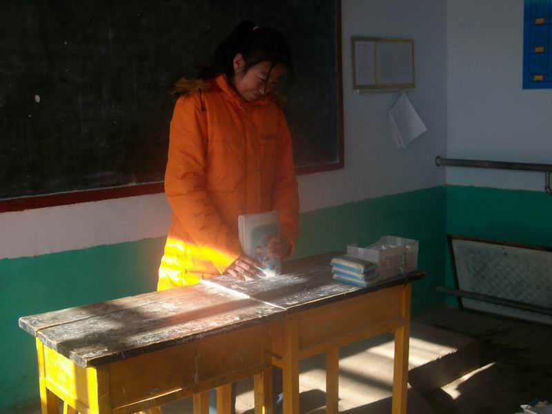 帮教师整理讲桌