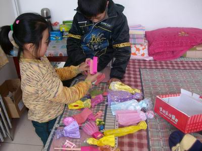 妹妹拿出了玩具
