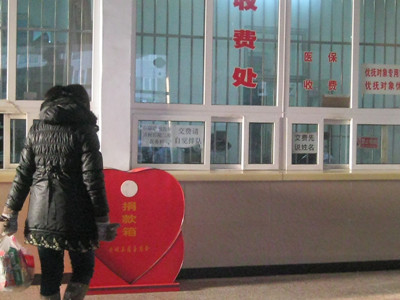 > </pre>
<pre></pre>
<pre>  </pre>
<pre></pre>
<pre>         回到家里，妈妈就像变了个人似的。问我的分数是多少分，我说出了我的分数，并让妈妈看了我的试卷。妈妈大吃一惊。妈妈又问我为什么摔伤，我把事情如实地告诉了妈妈。 </pre>
<pre></pre>
<pre></pre>
<pre>         到了夜晚，在我睡觉的时候，几滴悲痛的泪水滴到我的手背上。我知道，那是妈妈的泪水，她在为我的疼痛而哭泣。 </pre>
<pre></pre>
<pre></pre>
<pre>       爱是一种对他人的关心。世界上，母爱是最伟大的，我们应该理解父母。 </pre>
<pre></pre>
<pre></pre>
<pre><img id=